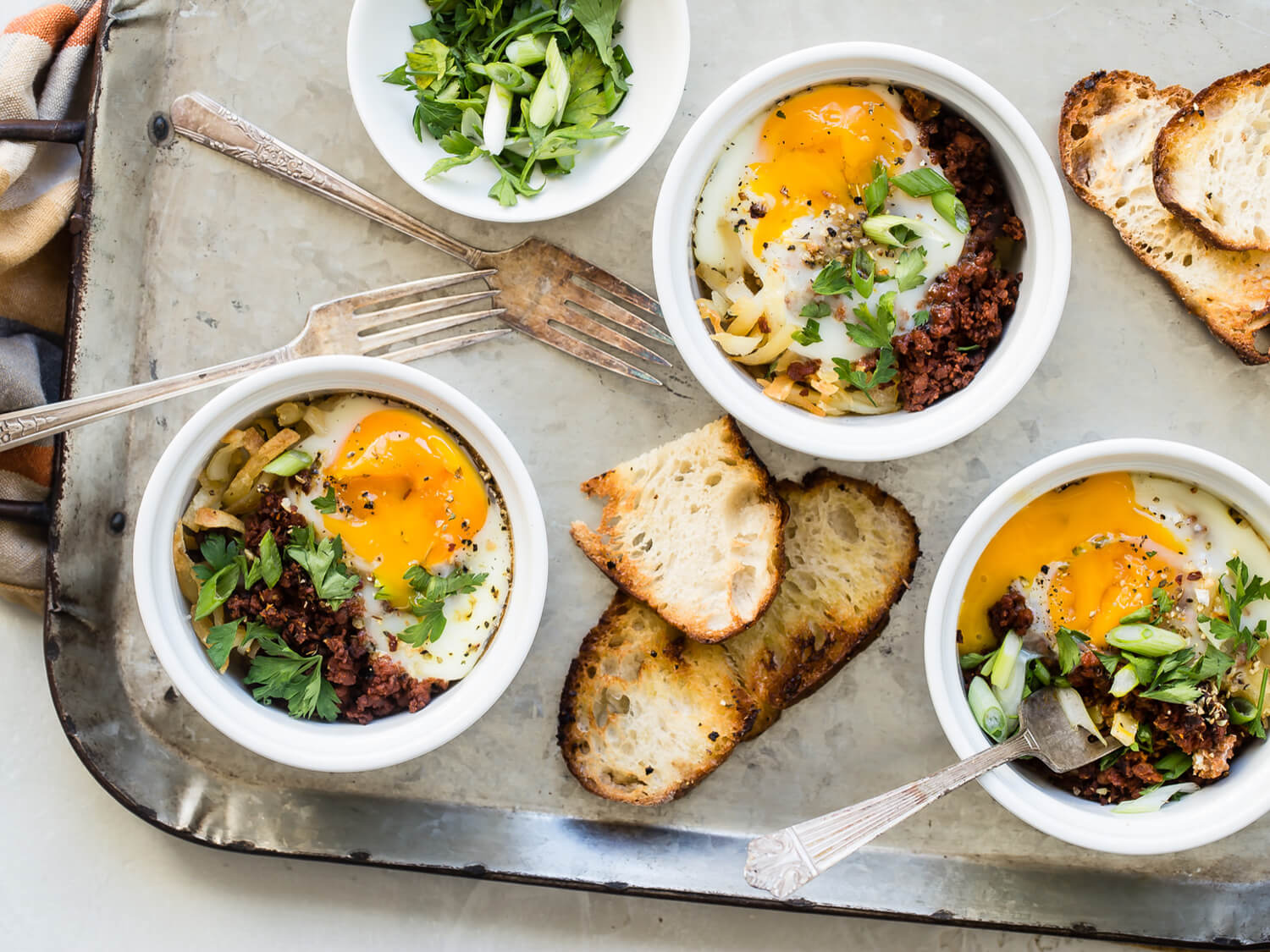 https://www.peteandgerrys.com/cdn/shop/articles/optimized-baked-eggs-with-chorizo-and-hashbrowns-web_c8772671-05d3-409c-95d5-76d6180ccb60.jpg?v=1681312978